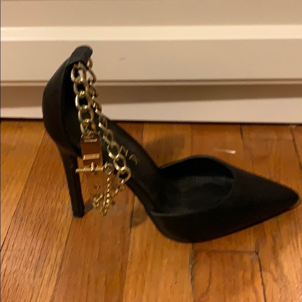 Gold ankle chain black heels Liliana. Size 7.5